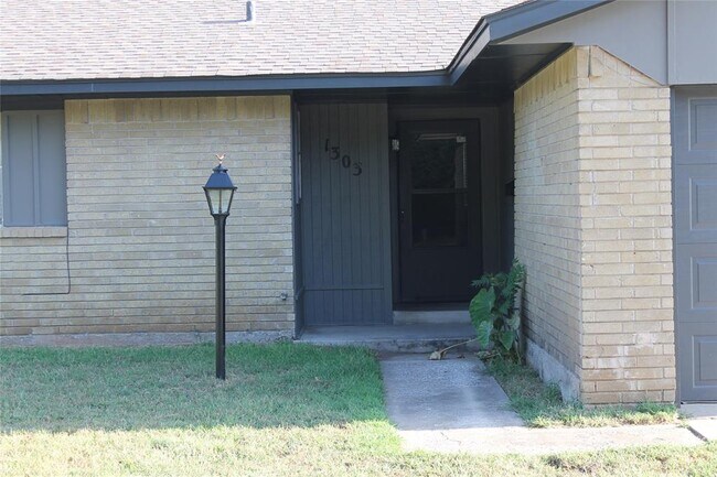 Building Photo - 1303 Homeland Ave