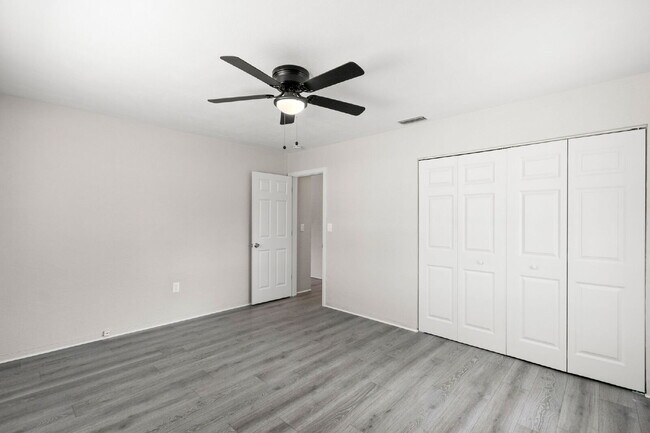 Building Photo - Home For Rent in St Petersburg!