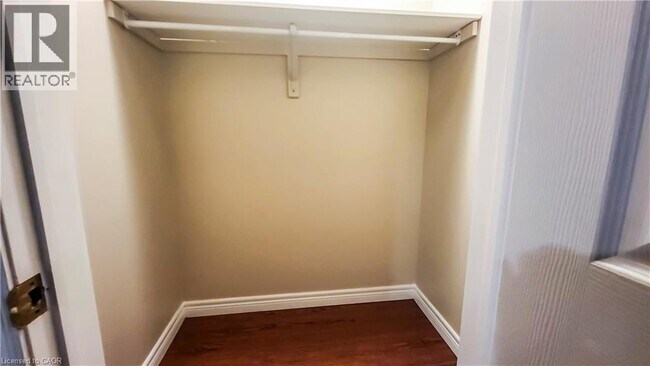 Photo du bâtiment - 132 Udvari Crescent