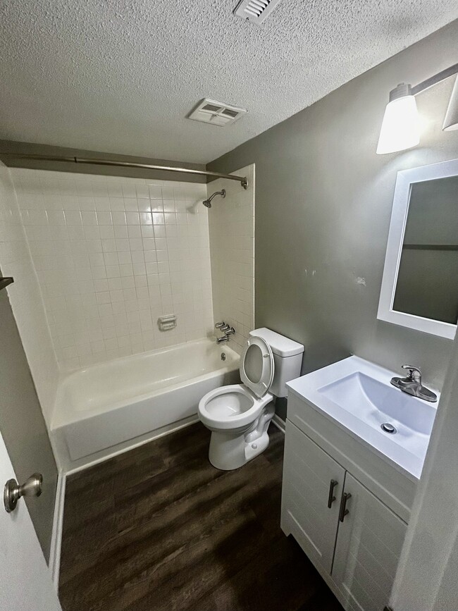 Building Photo - Glen Oaks Apartments