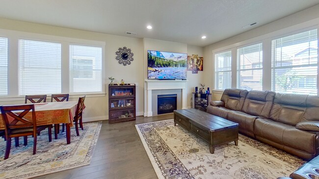 Building Photo - Beaverton Lovely 4 Bedroom 2.5 Bathroom in...