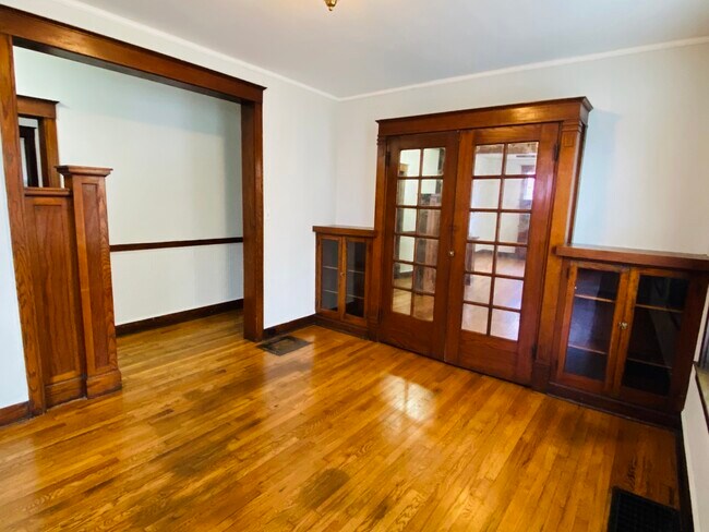 Building Photo - 4040 W Dickens Ave