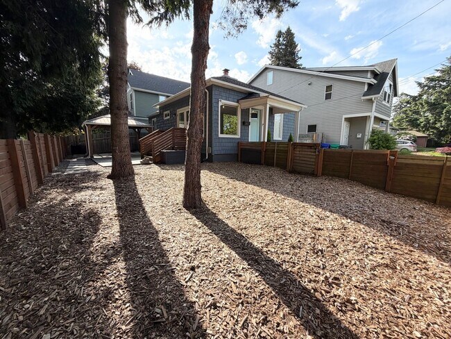 Foto del edificio - North PDX Haven: 2bd/1bath Bikeable Bungalow with Huge Covered Patio & Central A/C