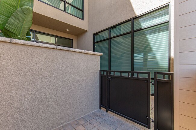 Building Photo - Stunning modern luxury home located in prestigious guard-gated Summerlin community of Ascension