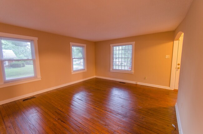 Foto del edificio - Spacious 3 bedroom, 1 bath Home - Availabl...