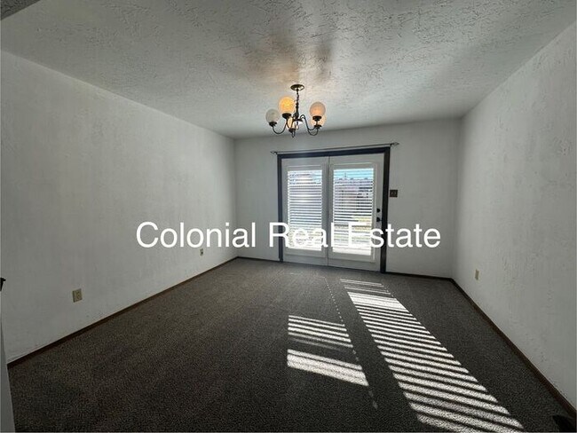 Foto del edificio - Spacious 2 story home