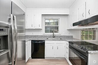 Building Photo - 2424 Oldenburg Dr