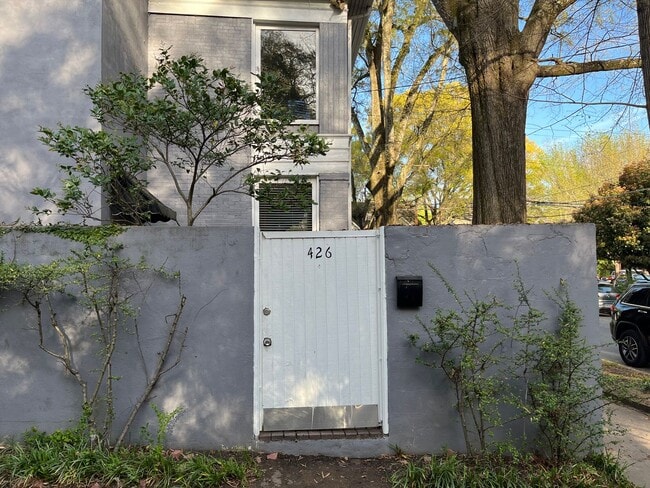 Building Photo - Very Spacious 2/2.5 Condo w/ Off-Street Pa...