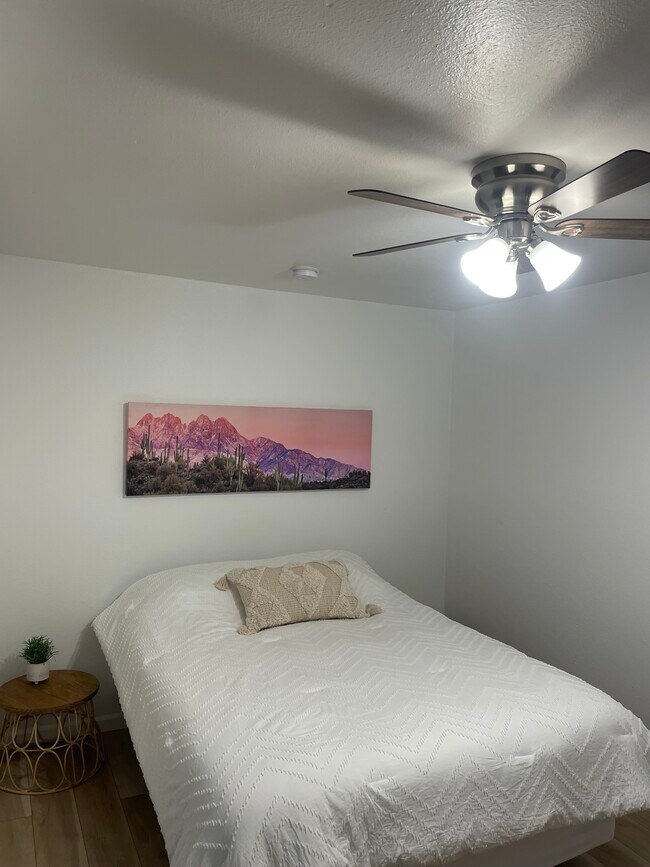 Building Photo - 1495 Rogue River Hwy