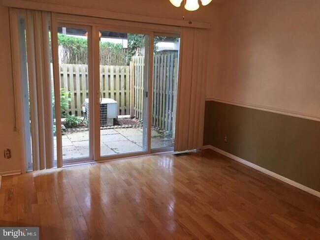 Building Photo - 247 E Chelsea Cir