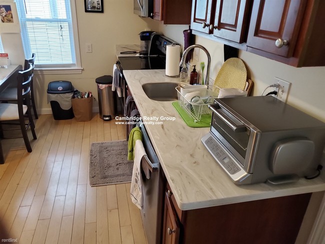 Building Photo - 3 br, 1 bath House - 36 Howard St # 2