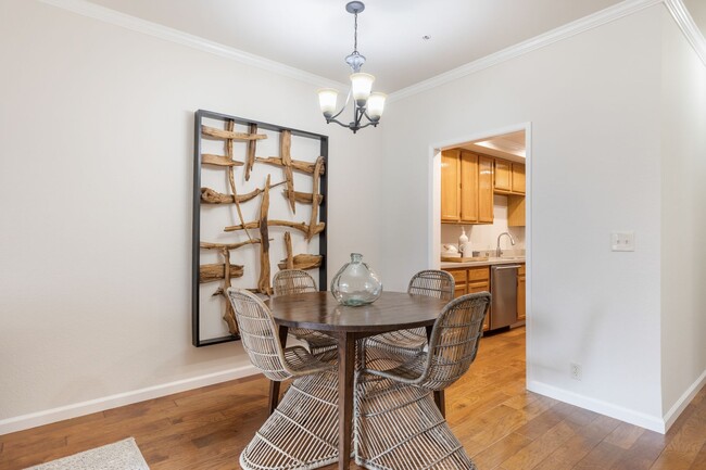 Foto del edificio - Waterfront Condo in Redwood Shores