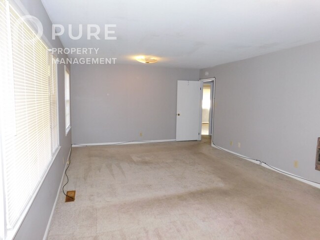 Building Photo - 117 22nd Ave NW