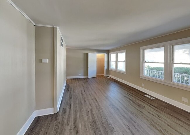 Building Photo - 1302 W 59th St