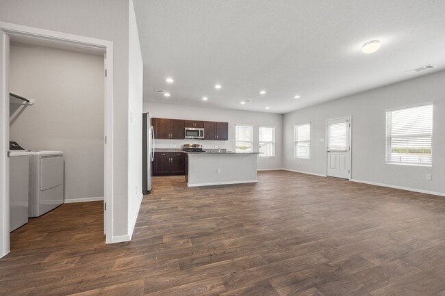 Foto del edificio - TWO WEEKS FREE!!  $1000 Deposit with Quick...