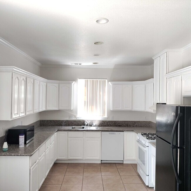 Building Photo - 4bd 2ba Charming Home in the heart of Sacr...