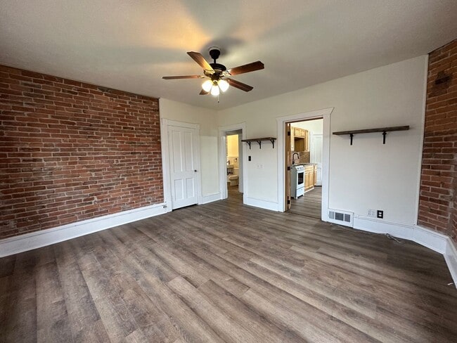 Building Photo - L1004