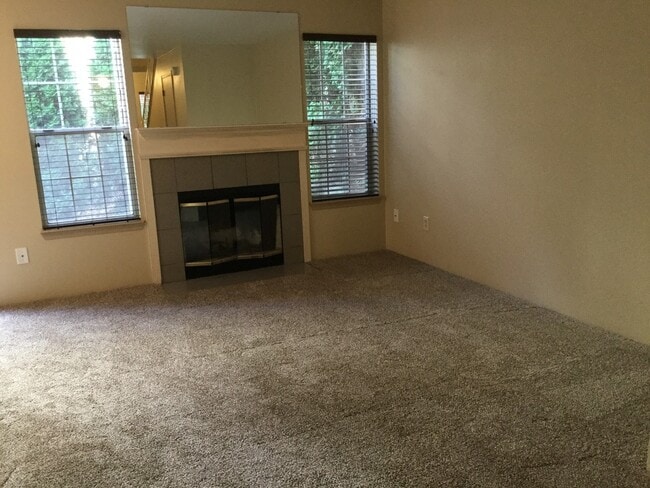 Building Photo - Modern 3-Bedroom Townhome in Prime Everett...