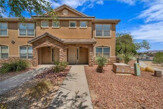 Building Photo - 3155 S Hidden Valley Dr