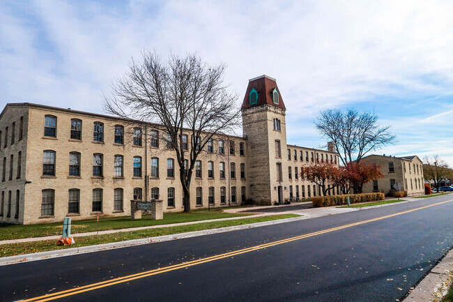 Building Photo - Signature 23 Apartments