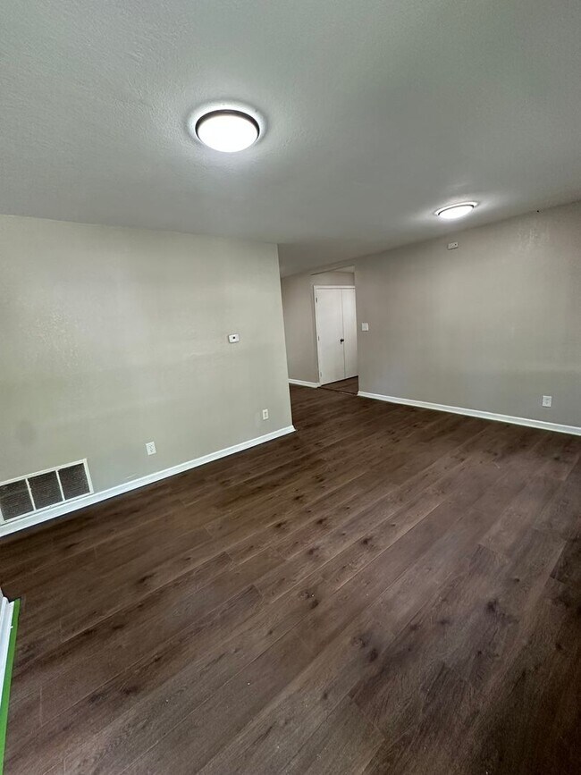 Foto del edificio - 4 bed 1 bath