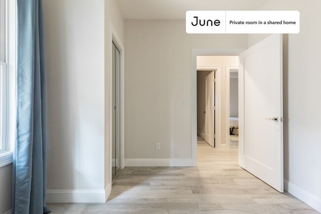 Building Photo - Private bedroom in 5 bed/2 bath Home