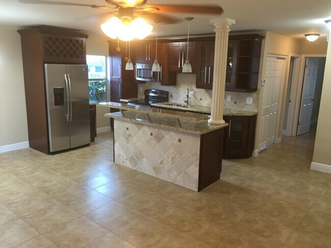 Building Photo - 110 SE 10th St