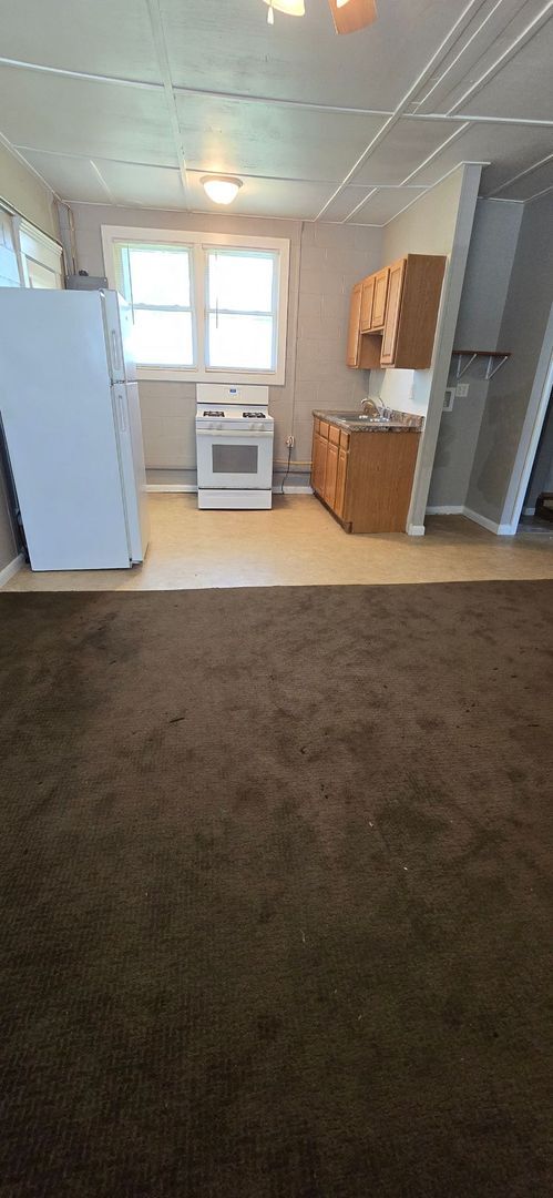 Foto del edificio - Spacious 1 bed with Storage Shed!