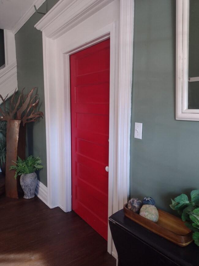 Entry - 103 Victoria St N