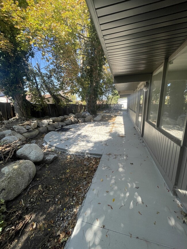 Building Photo - 1576 E Lakewood Dr