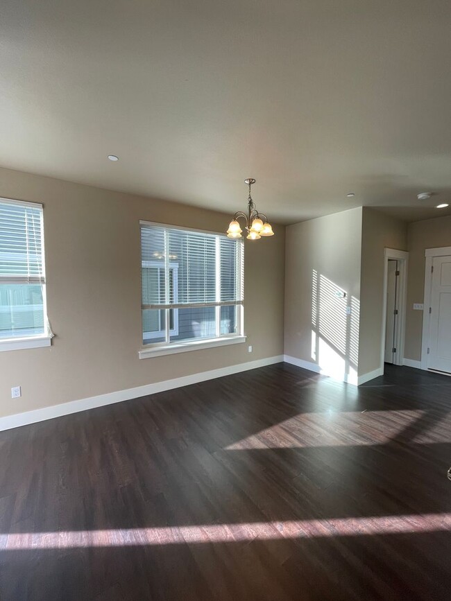 Building Photo - $200 Off 1st Full Month’s Rent!  3 Bedroom...