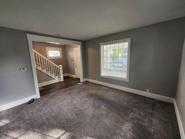 Building Photo - 3 Bedroom in Moline