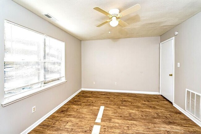 Foto del edificio - 248 Foxglen Rd