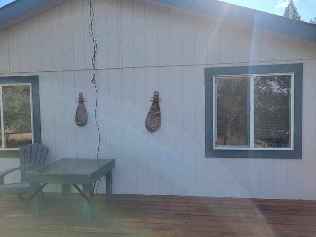 Building Photo - Country Home