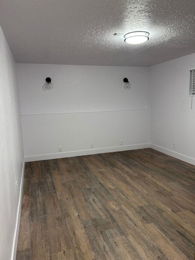 Building Photo - 1131 E Electra Ln