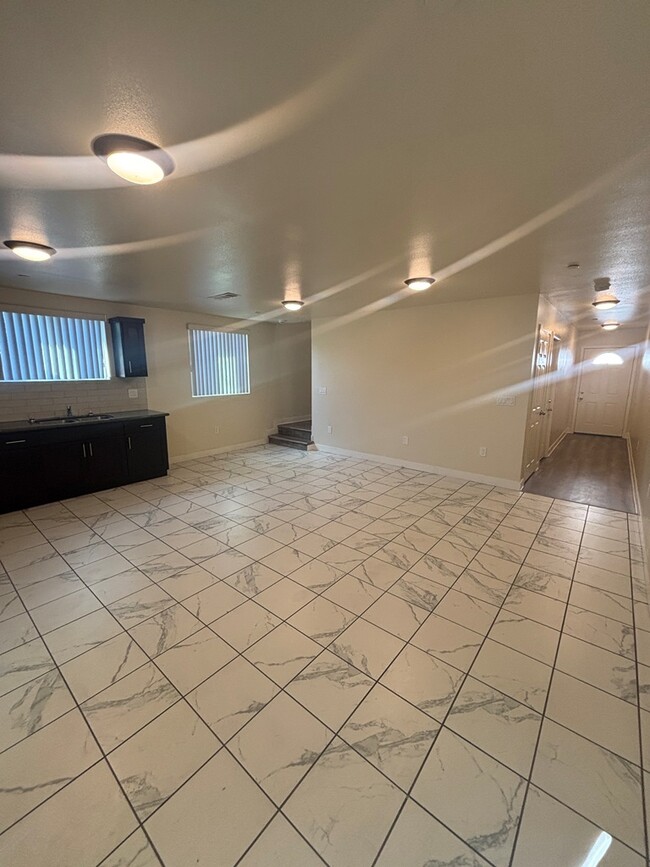 Building Photo - 630 1/2 W 79th St