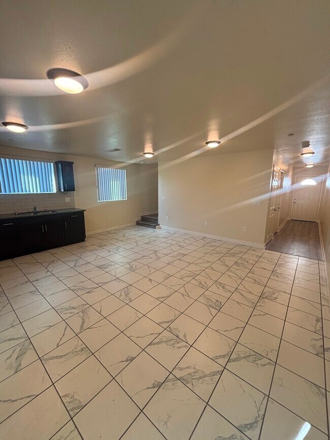 Foto del edificio - 630 1/2 W 79th St