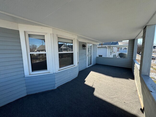 Foto del edificio - 2121 Wyandotte Ave