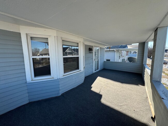 Building Photo - 2121 Wyandotte Ave