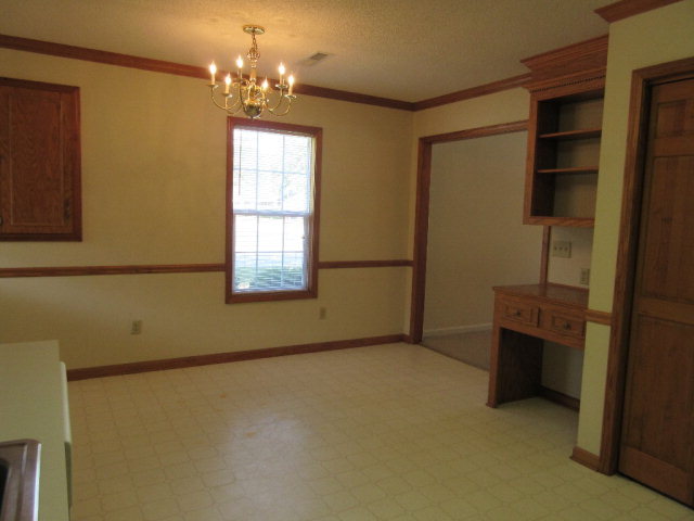 Building Photo - 2024 Essex Dr