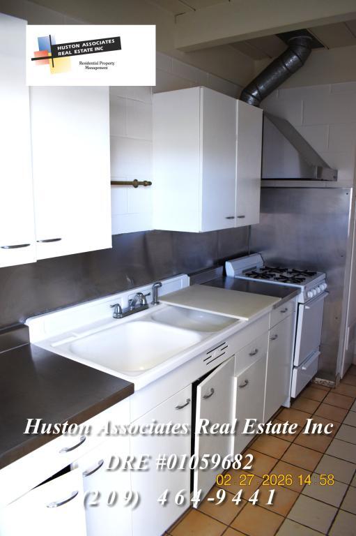 Building Photo - 870 W Euclid Ave