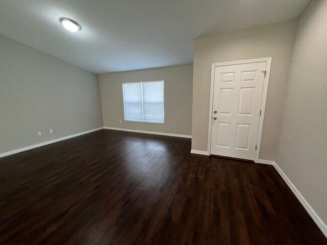 Foto del edificio - Available for move in November 26th!!! 3 B...