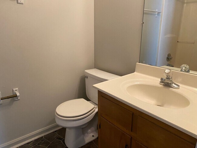 Building Photo - Cute 2/2 on Whitehall Road Available NOW!