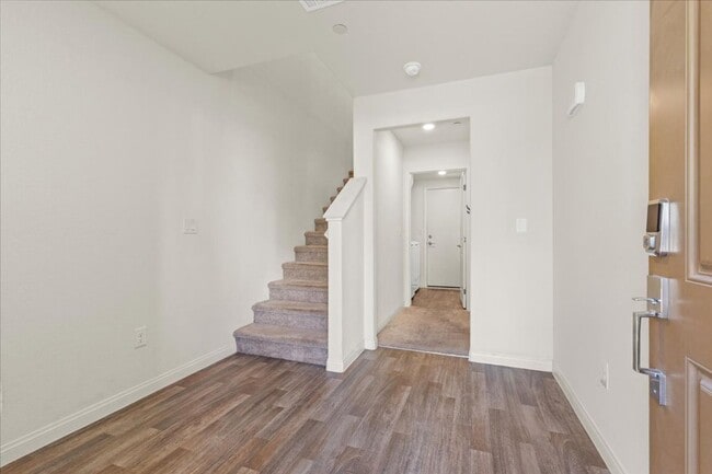 Building Photo - Spacious 3 Bd, 2Bath Open Concept Townhous...