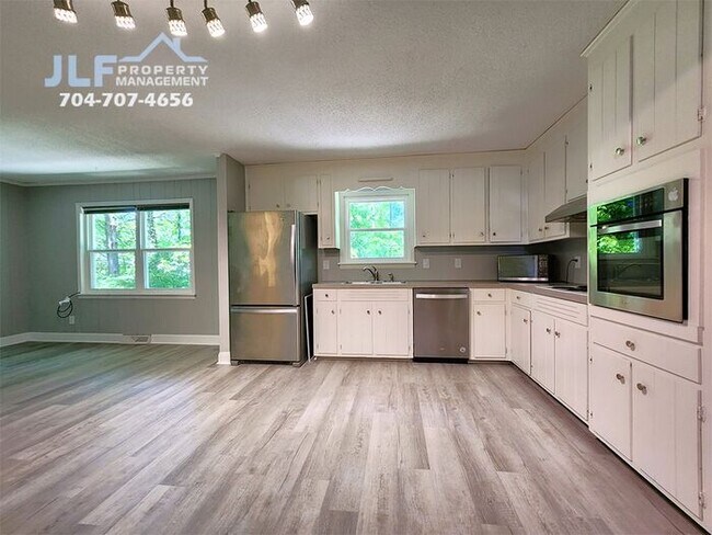Foto del edificio - Spacious 3 Bed/2.5 Bath Duplex With Basement.