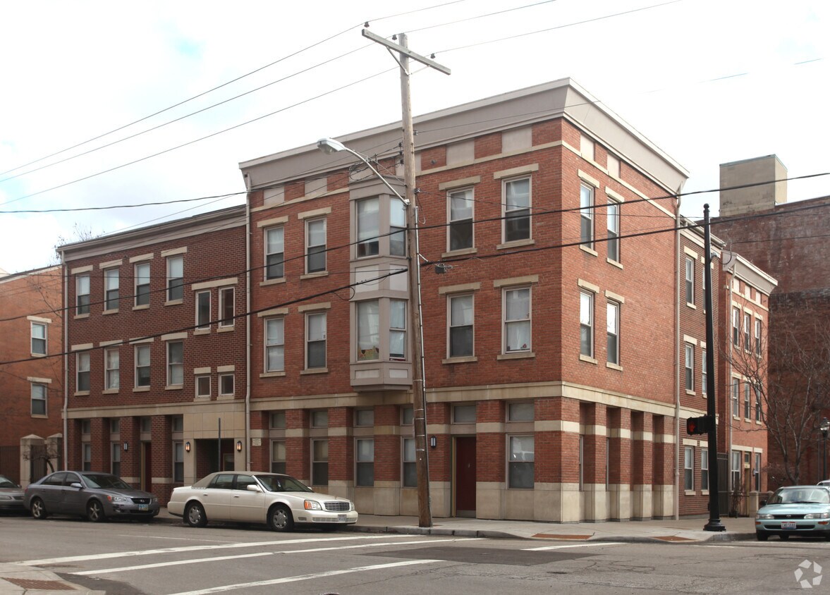 Building Photo - 1302 E Walnut St