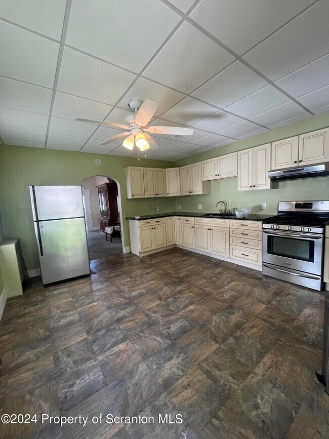 1051 Carmalt St, Dickson City, PA 18519 Room for Rent in Dickson City