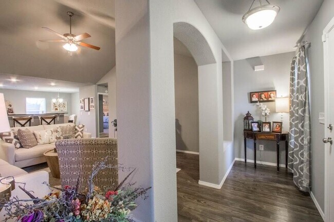Foto del edificio - Wonderful and Spacious Rental Opportunity.
