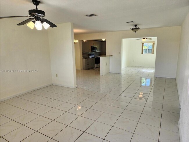 Foto del edificio - 845 NW 199th St