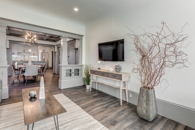 Sala - 2109-2111 J St